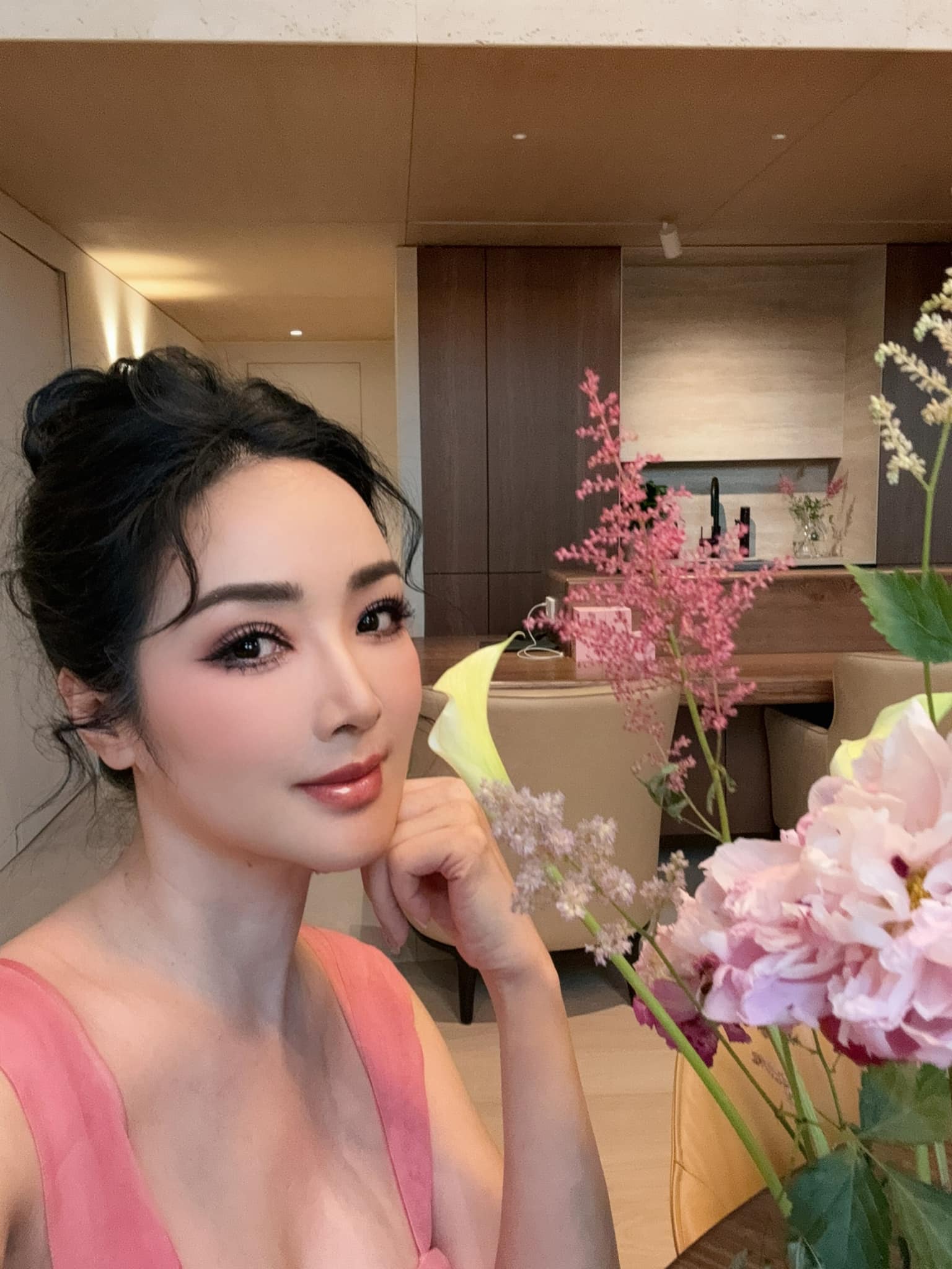 Hoa hậu Việt "độc nhất vô nhị" tuổi 53 vẫn đẹp như búp bê, ở biệt thự xa hoa, đi mỏi chân không hết