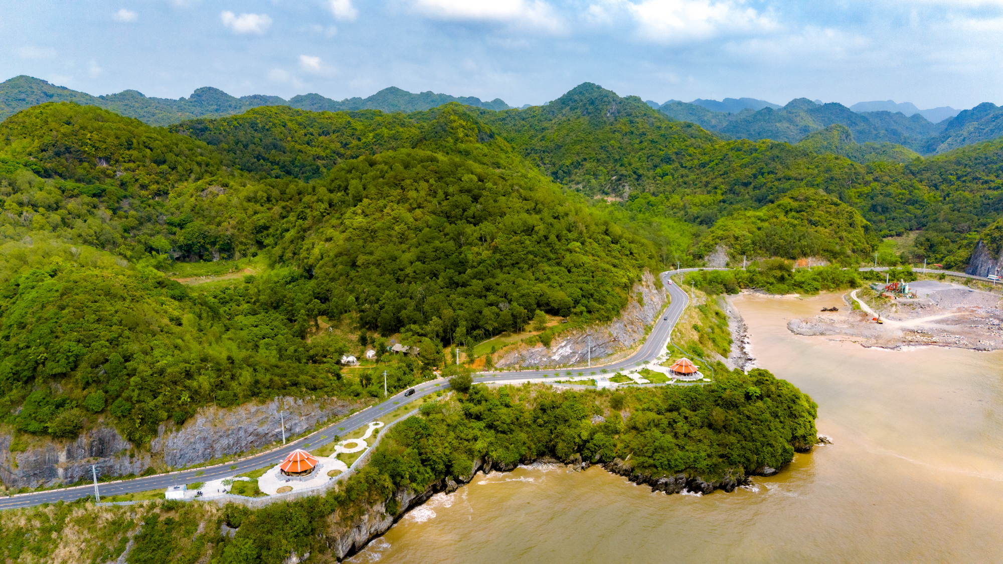 Ngắm con đường 1.800 tỷ uốn lượn giữa rừng và biển, chạy xuyên hòn đảo lớn thứ 3 Việt Nam- Ảnh 6.
