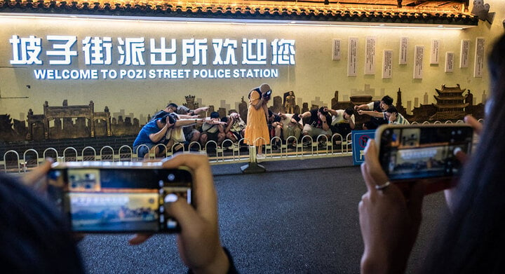 Khó hiểu giới trẻ Trung Quốc đua nhau đóng giả tội phạm bị bắt để chụp ảnh- Ảnh 3.