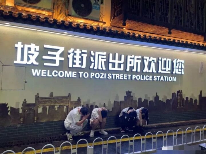 Khó hiểu giới trẻ Trung Quốc đua nhau đóng giả tội phạm bị bắt để chụp ảnh- Ảnh 1.