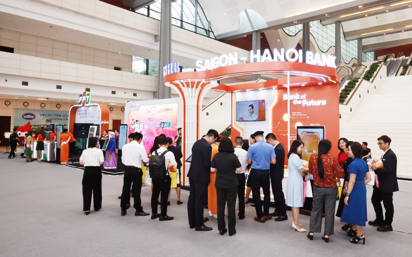 Sau ‘cú đúp’ giải thưởng quốc tế Digital CX Awards 2024, SHB mang giải pháp số tối ưu cho doanh nghiệp tới sự kiện Chuyển đổi số ngành ngân hàng- Ảnh 3.