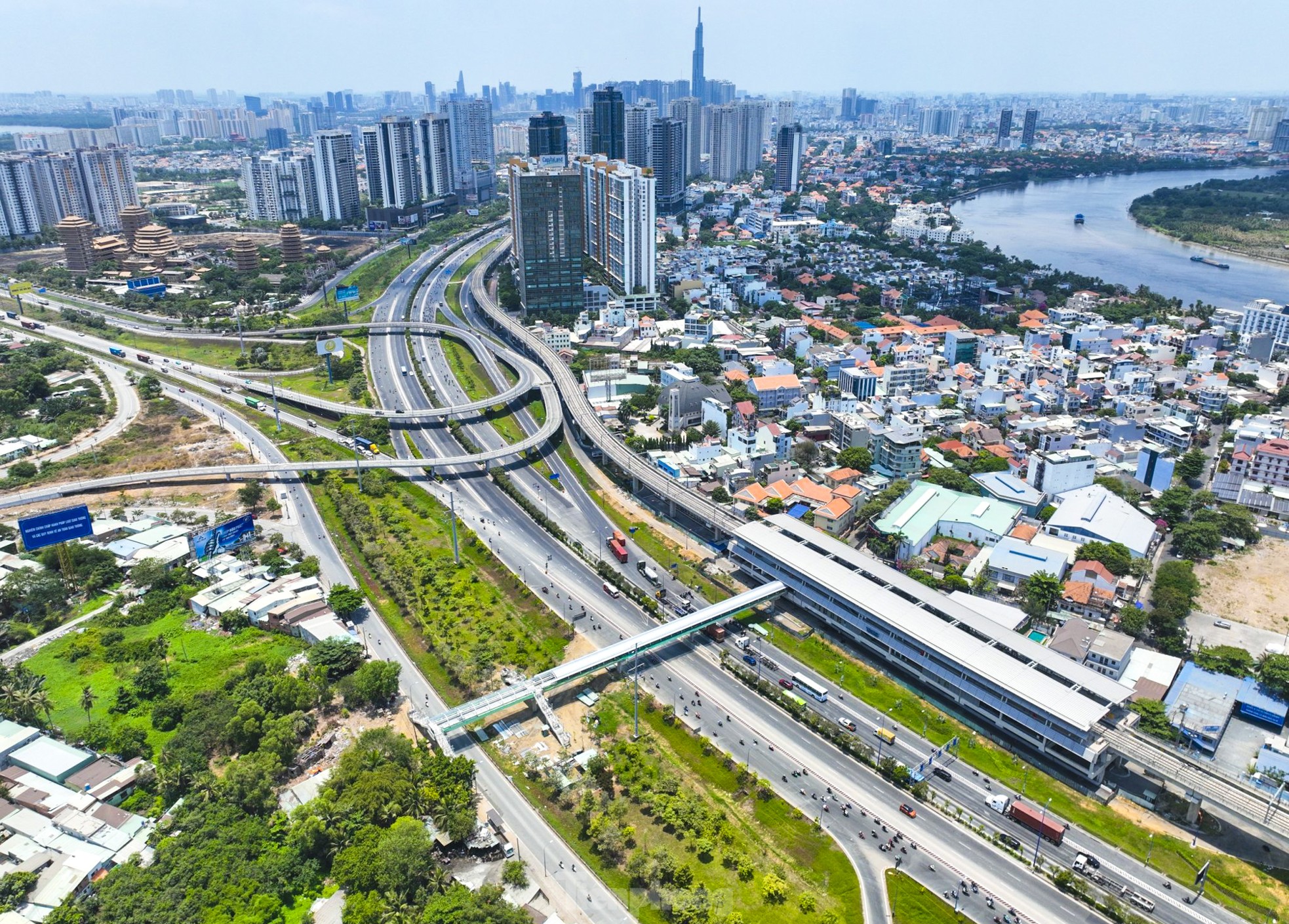 Tiến độ thi công cầu bộ hành tuyến metro số 1 ở TPHCM- Ảnh 11.