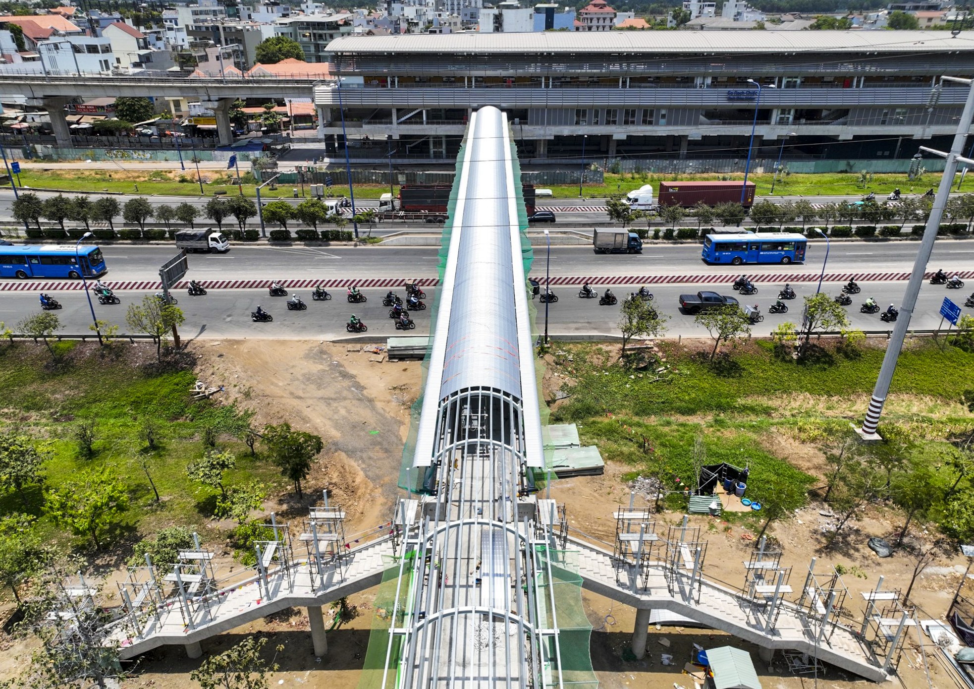 Tiến độ thi công cầu bộ hành tuyến metro số 1 ở TPHCM- Ảnh 2.