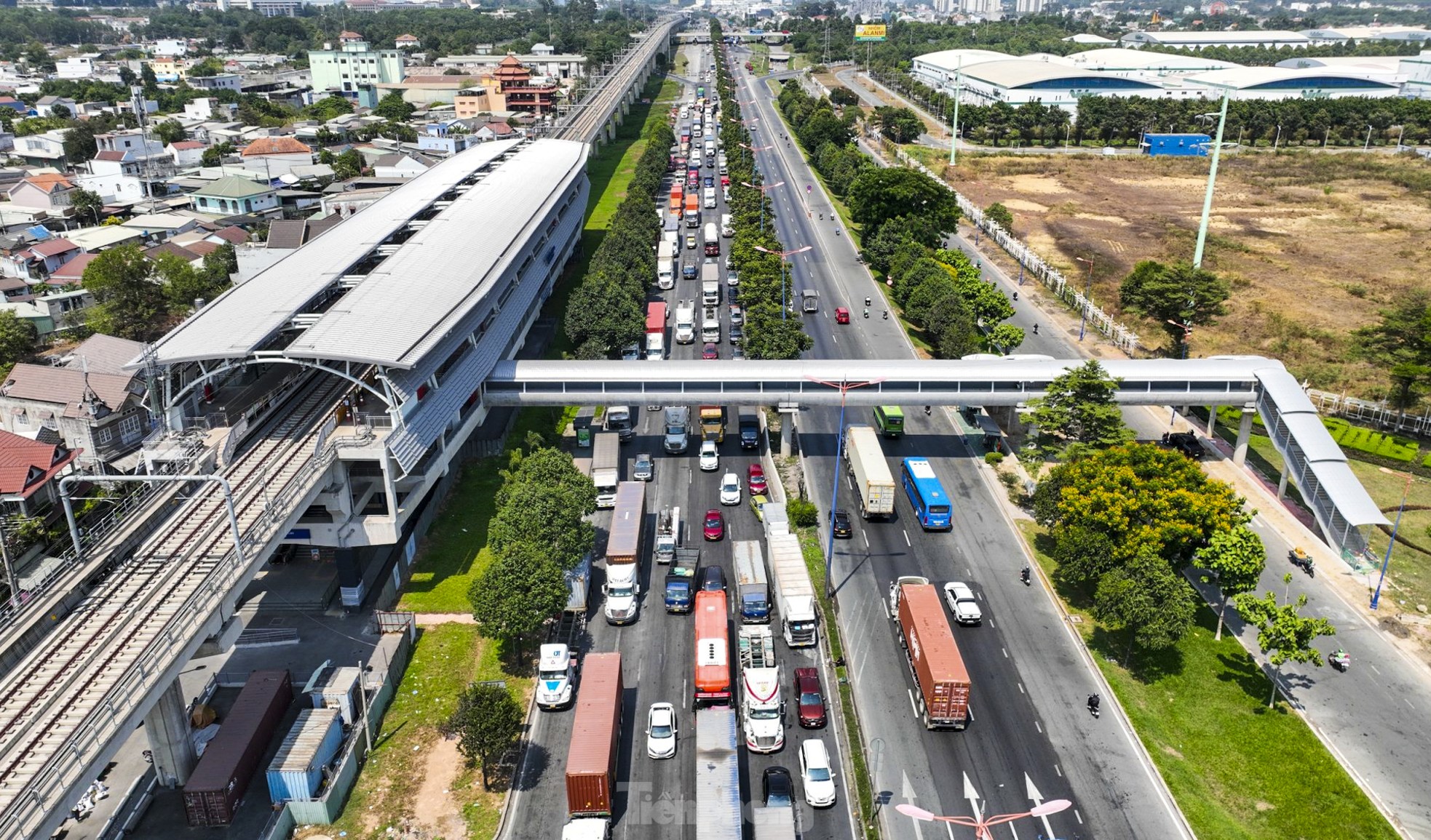 Tiến độ thi công cầu bộ hành tuyến metro số 1 ở TPHCM- Ảnh 1.