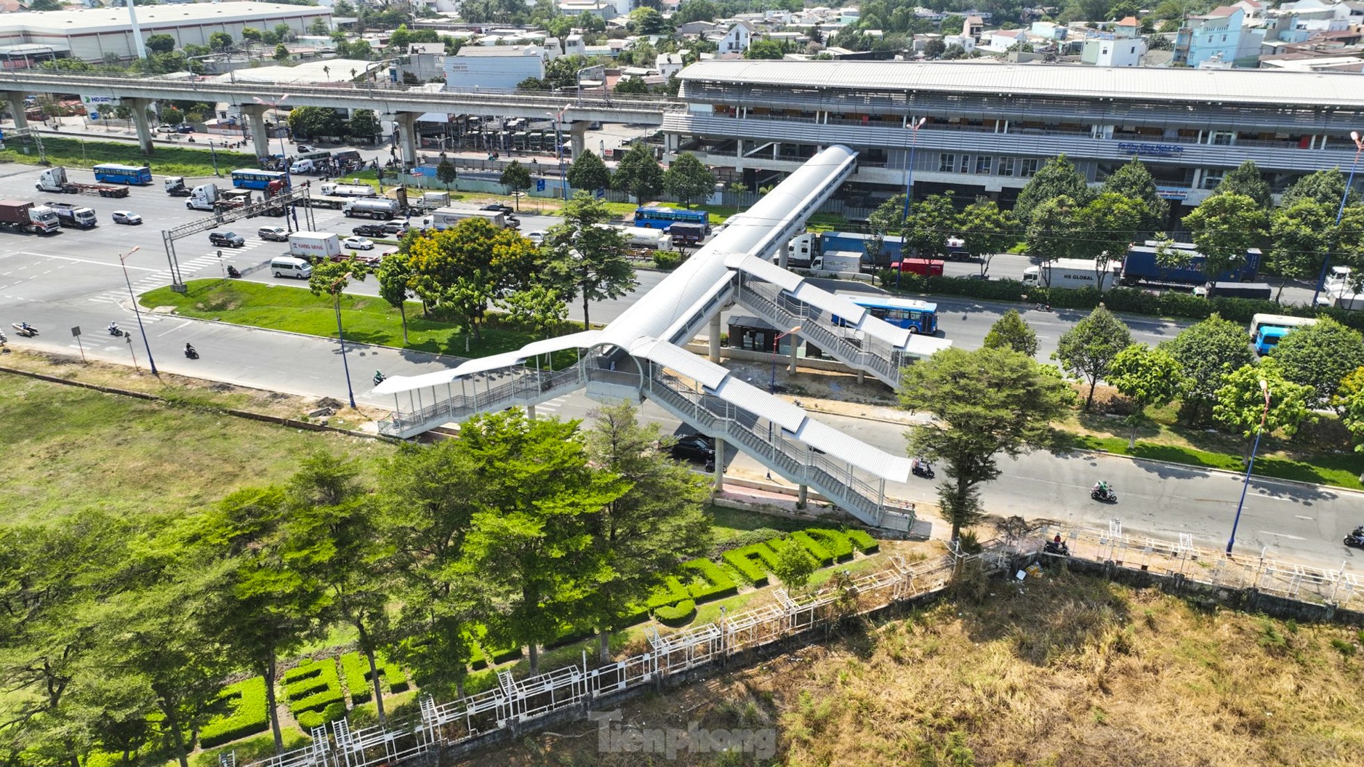 Tiến độ thi công cầu bộ hành tuyến metro số 1 ở TPHCM- Ảnh 10.