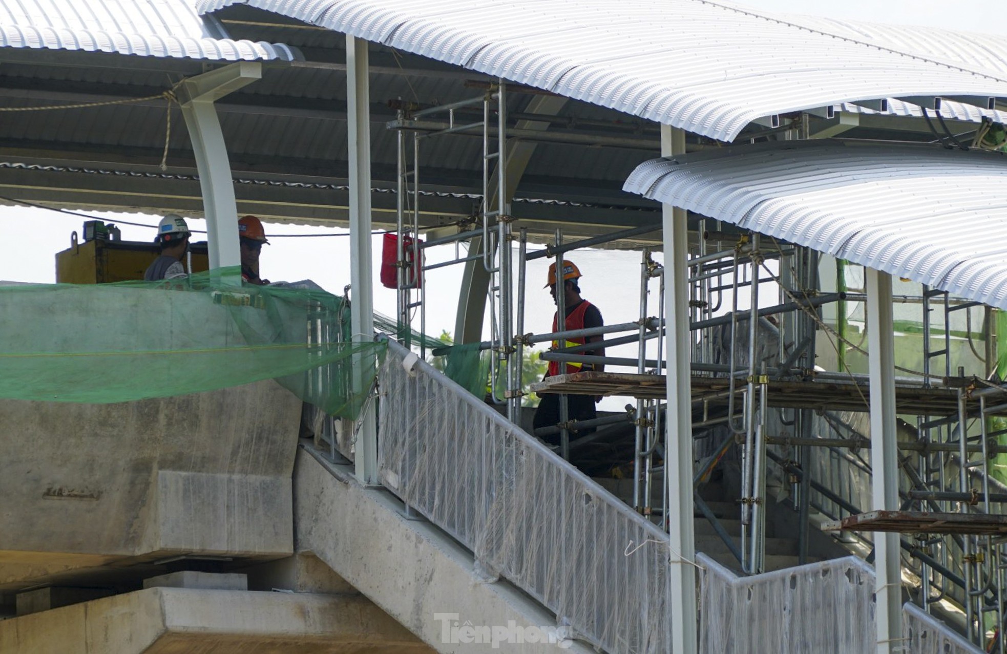 Tiến độ thi công cầu bộ hành tuyến metro số 1 ở TPHCM- Ảnh 9.