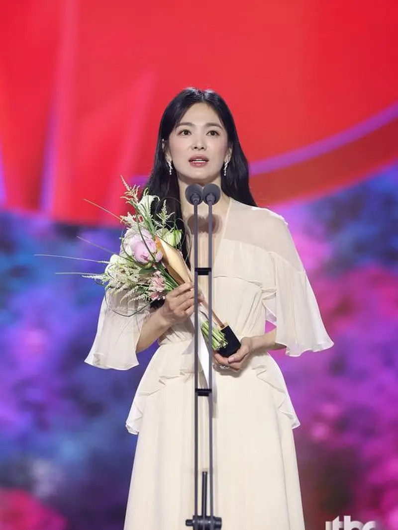 Song Hye Kyo - Song Joong Ki qua 8 mùa Baeksang: 2016 tổ chức 
