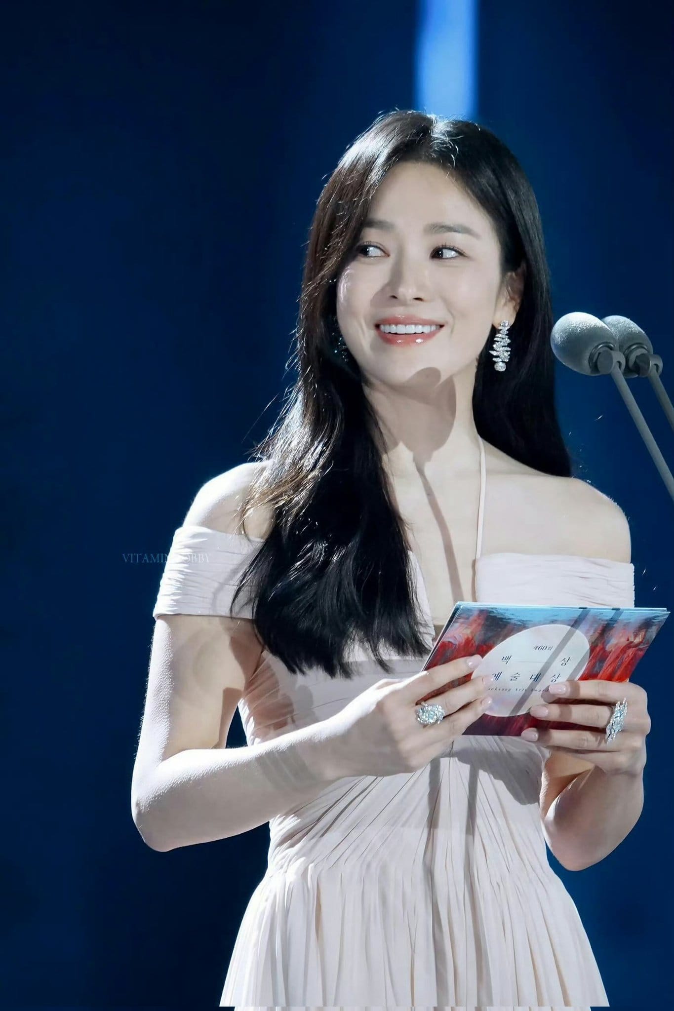 Song Hye Kyo - Song Joong Ki qua 8 mùa Baeksang: 2016 tổ chức 