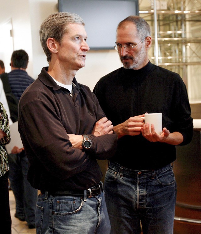 Nội đấu tại Apple tranh giành quyền thay thế ‘cụ ông 63 tuổi’ Tim Cook: Đế chế 2,8 nghìn tỷ USD rúng động vì ‘cuộc chiến vương quyền’ sau khi iPhone dần thất sủng- Ảnh 1.