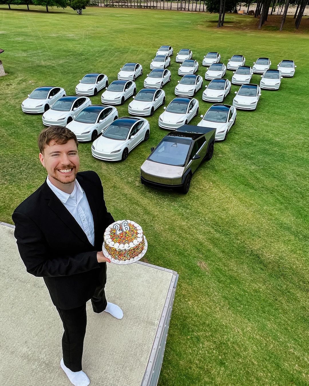 YouTuber 26 tuổi tặng 26 chiếc ô tô cho người theo dõi nhân dịp sinh nhật, ai trúng có thể đổi thành tiền mặt cao nhất hơn 3 tỷ đồng- Ảnh 1.