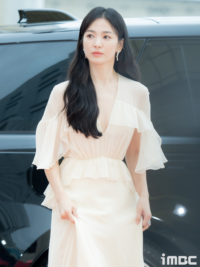 Song Hye Kyo - Song Joong Ki qua 8 mùa Baeksang: 2016 tổ chức 