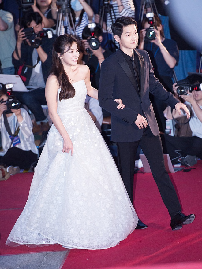 Song Hye Kyo - Song Joong Ki qua 8 mùa Baeksang: 2016 tổ chức 