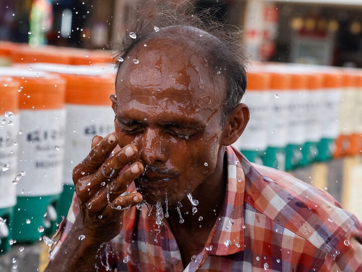 Chùm ảnh: Nắng nóng tới 53 độ C tại quốc gia châu Á gây khủng hoảng, ít nhất 36 người tử vong- Ảnh 11.