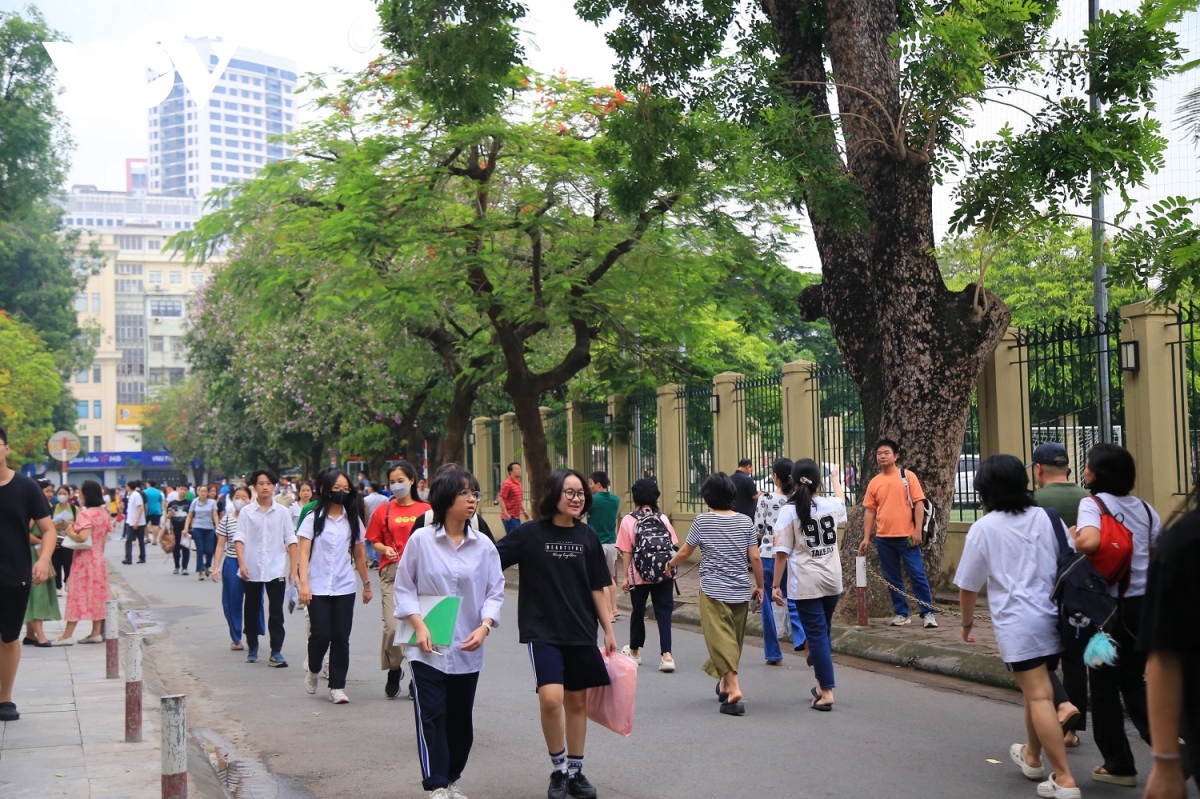 Kỳ thi chuyên ngoại ngữ: Bố mẹ hồi hộp, lo lắng hơn cả sĩ tử- Ảnh 1.