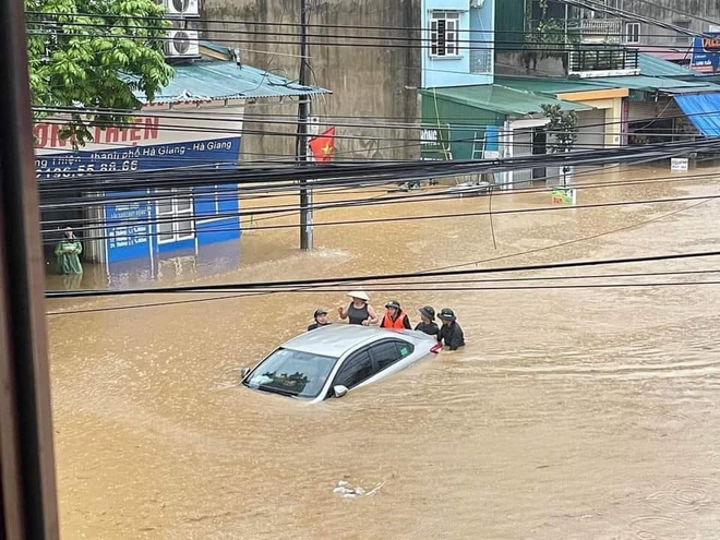 Mưa lũ bất ngờ, Hà Giang chìm trong biển nước, nhiều khách du lịch phải bỏ lại xe máy- Ảnh 1.