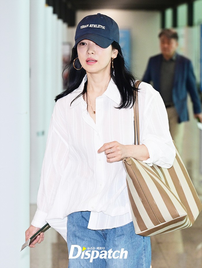 Chỉ diện áo trắng dáng rộng kết hợp với quần jean đơn giản nhưng Song Hye Kyo vẫn oanh tạc mạng xã hội- Ảnh 1.