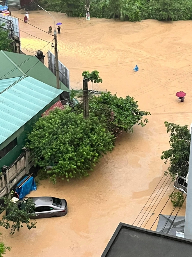 Mưa lũ bất ngờ, Hà Giang chìm trong biển nước, nhiều khách du lịch phải bỏ lại xe máy- Ảnh 2.