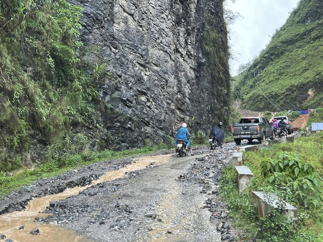 Người dân Hà Giang chật vật sống trong cảnh nước lũ ngập ngang người, hàng trăm chiến sĩ được huy động giữa đêm ứng cứu- Ảnh 17.