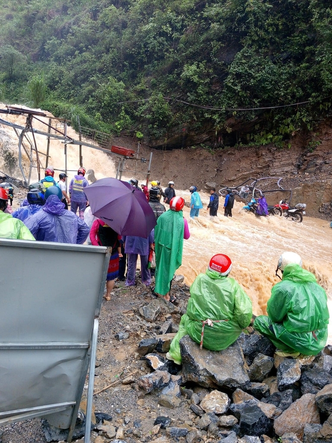 Người dân Hà Giang chật vật sống trong cảnh nước lũ ngập ngang người, hàng trăm chiến sĩ được huy động giữa đêm ứng cứu- Ảnh 19.