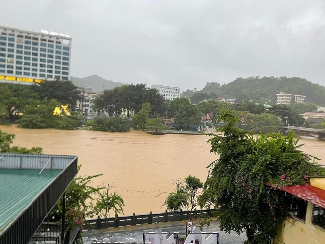 Mưa lũ bất ngờ, Hà Giang chìm trong biển nước, nhiều khách du lịch phải bỏ lại xe máy- Ảnh 3.