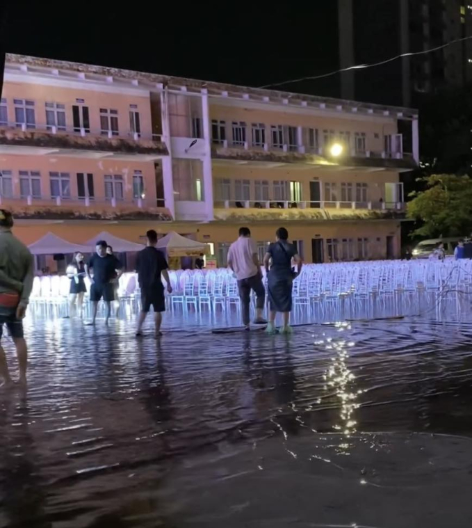 Show Hương Tràm lại gặp kiếp nạn với mưa: sân khấu ngập nước, khán giả vừa ngâm chân vừa nghe hát!- Ảnh 5.