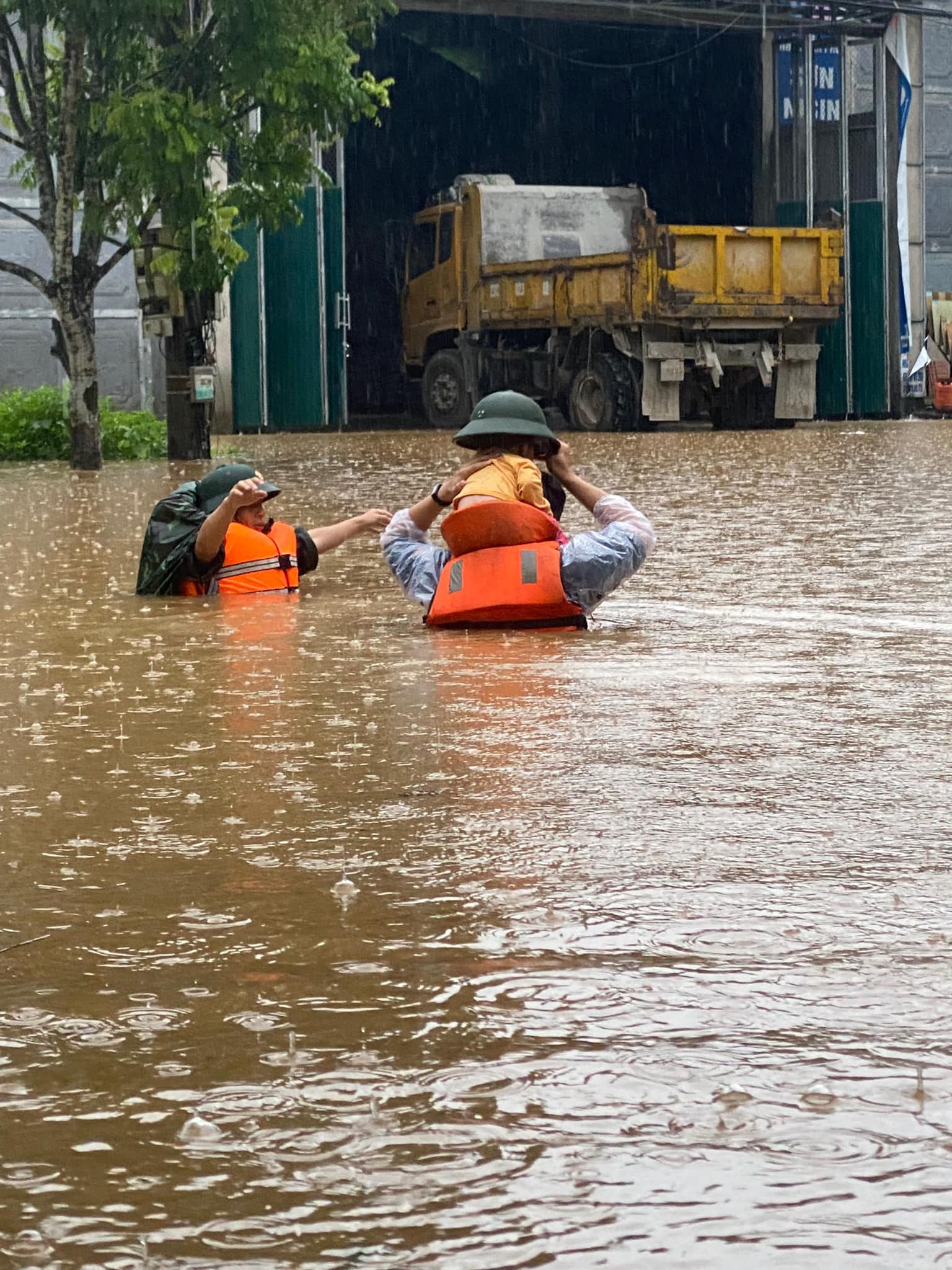 Người dân Hà Giang chật vật sống trong cảnh nước lũ ngập ngang người, hàng trăm chiến sĩ được huy động giữa đêm ứng cứu- Ảnh 16.