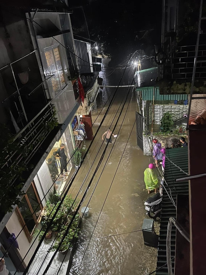 Những hình ảnh xót xa ở Hà Giang lúc này: Lũ trên sông Lô cao nhất trong gần 40 năm, toàn thành phố chìm trong biển nước- Ảnh 3.