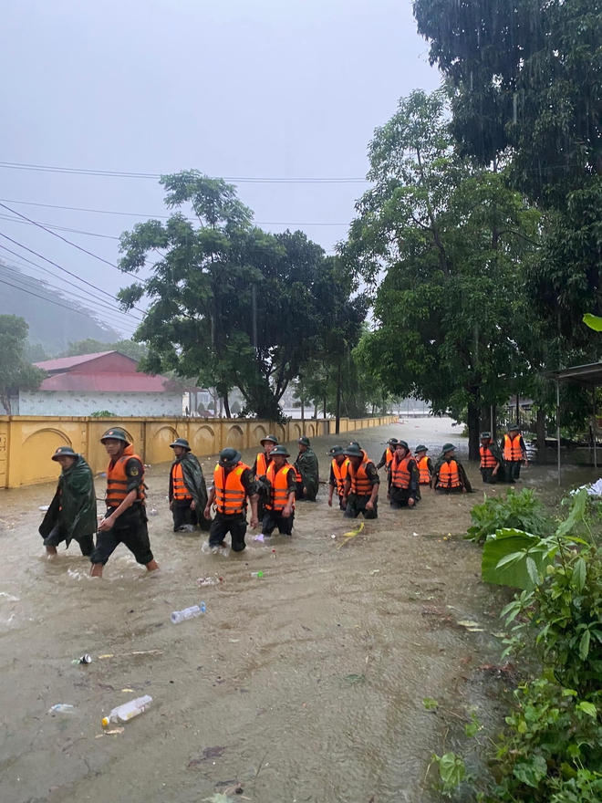 Người dân Hà Giang chật vật sống trong cảnh nước lũ ngập ngang người, hàng trăm chiến sĩ được huy động giữa đêm ứng cứu- Ảnh 15.