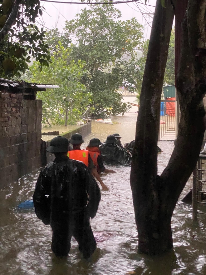 Người dân Hà Giang chật vật sống trong cảnh nước lũ ngập ngang người, hàng trăm chiến sĩ được huy động giữa đêm ứng cứu- Ảnh 14.