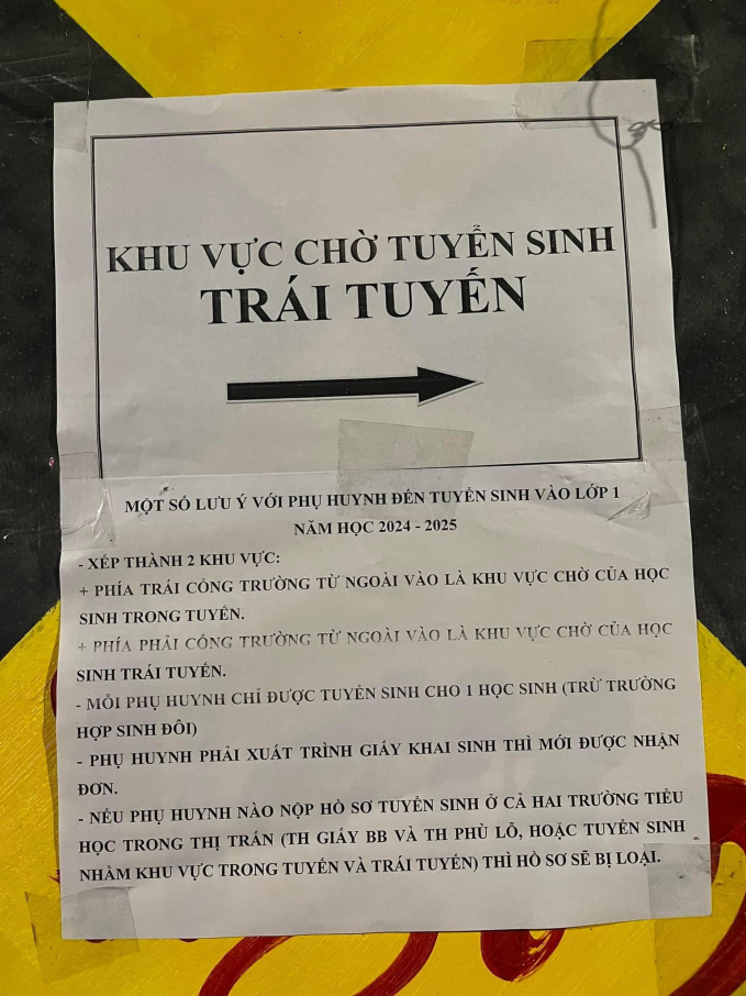 Hàng trăm phụ huynh xếp hàng canh chỗ, thức trắng cả đêm chờ nộp hồ sơ cho con vào lớp 1 ở Phú Thọ- Ảnh 3.