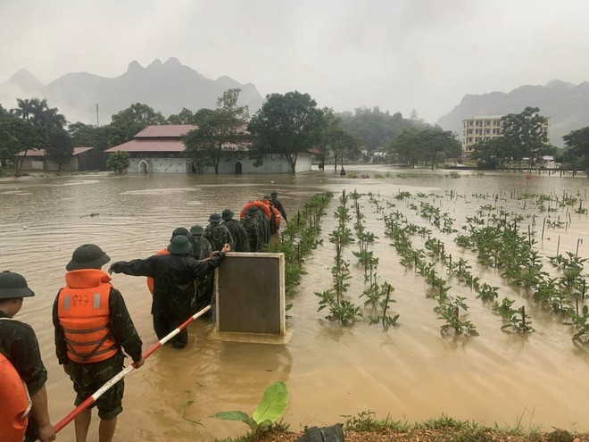 Người dân Hà Giang chật vật sống trong cảnh nước lũ ngập ngang người, hàng trăm chiến sĩ được huy động giữa đêm ứng cứu- Ảnh 13.