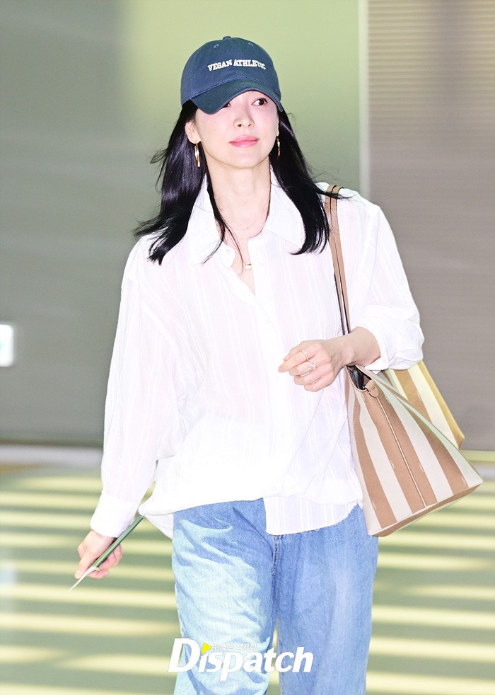 Chỉ diện áo trắng dáng rộng kết hợp với quần jean đơn giản nhưng Song Hye Kyo vẫn oanh tạc mạng xã hội- Ảnh 3.