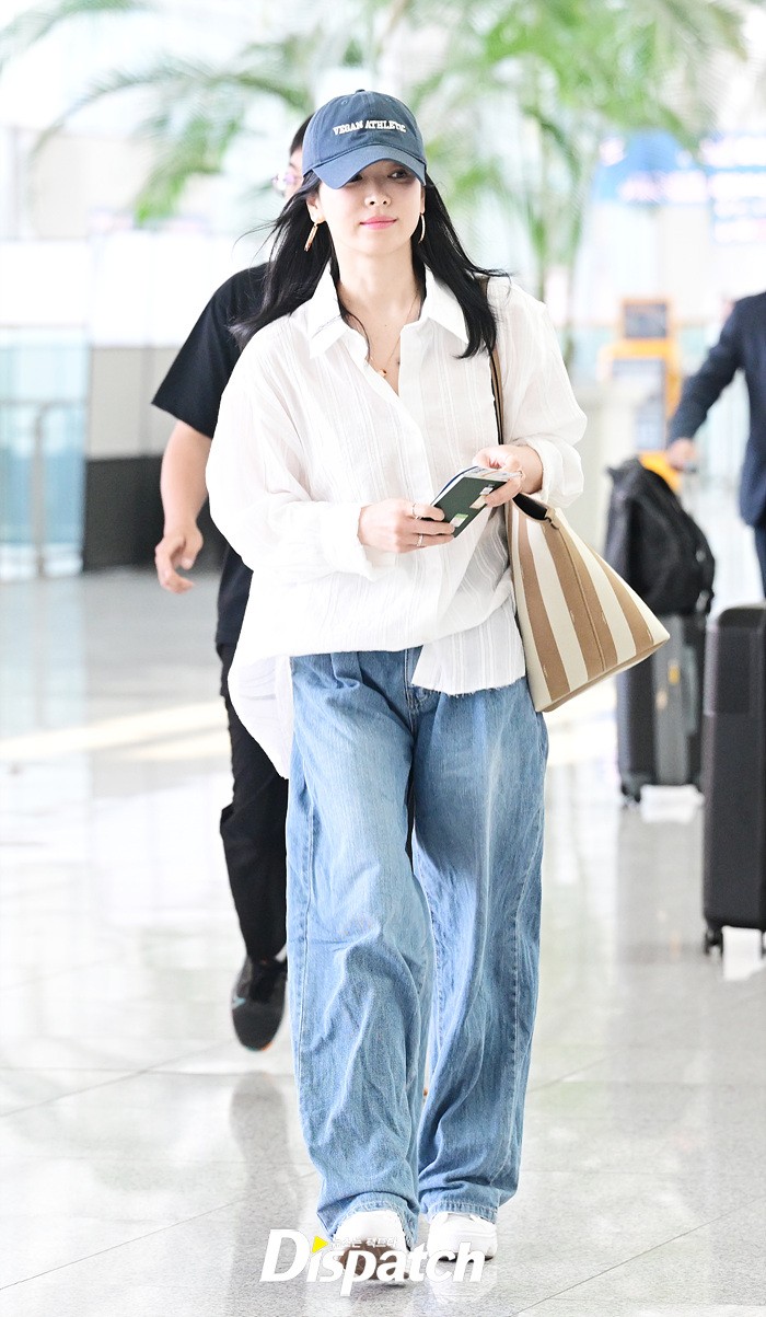 Chỉ diện áo trắng dáng rộng kết hợp với quần jean đơn giản nhưng Song Hye Kyo vẫn oanh tạc mạng xã hội- Ảnh 5.