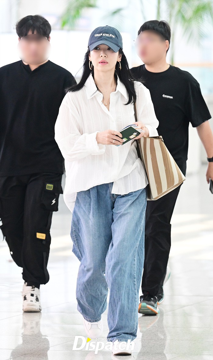 Chỉ diện áo trắng dáng rộng kết hợp với quần jean đơn giản nhưng Song Hye Kyo vẫn oanh tạc mạng xã hội- Ảnh 4.