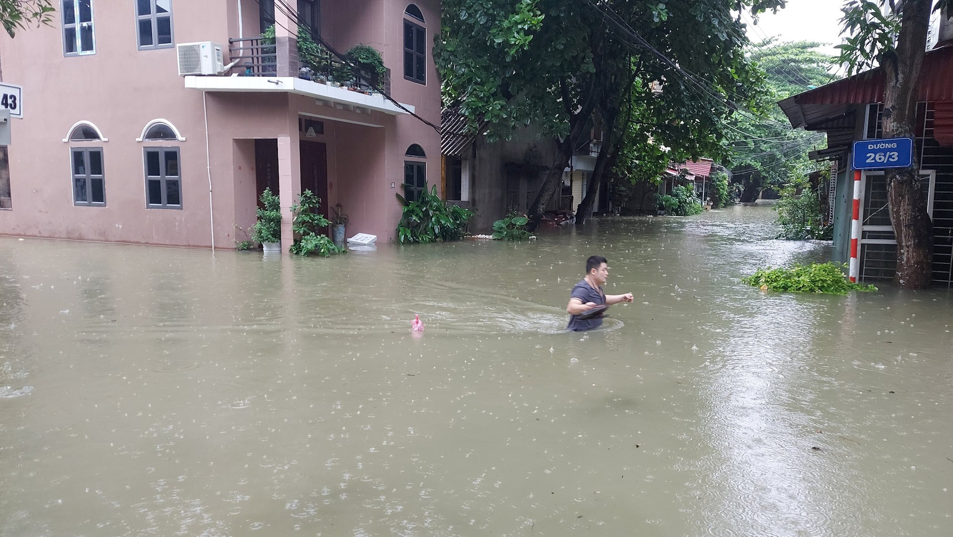 Mưa lũ bất ngờ, Hà Giang chìm trong biển nước, nhiều khách du lịch phải bỏ lại xe máy- Ảnh 8.