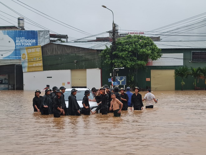 Người dân Hà Giang chật vật sống trong cảnh nước lũ ngập ngang người, hàng trăm chiến sĩ được huy động giữa đêm ứng cứu- Ảnh 12.