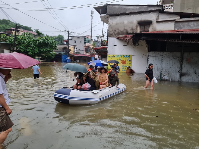 Người dân Hà Giang chật vật sống trong cảnh nước lũ ngập ngang người, hàng trăm chiến sĩ được huy động giữa đêm ứng cứu- Ảnh 1.