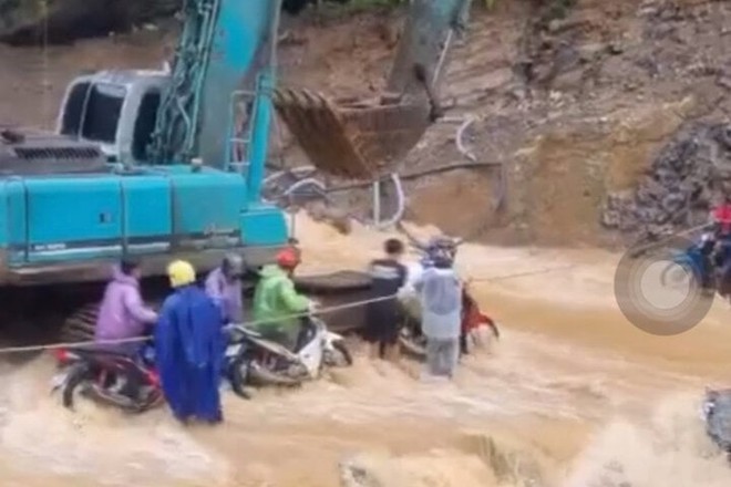 Mưa lũ bất ngờ, Hà Giang chìm trong biển nước, nhiều khách du lịch phải bỏ lại xe máy- Ảnh 10.