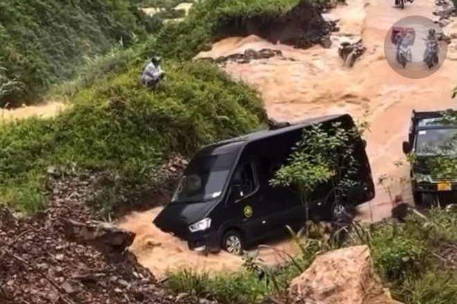 Mưa lũ bất ngờ, Hà Giang chìm trong biển nước, nhiều khách du lịch phải bỏ lại xe máy- Ảnh 12.