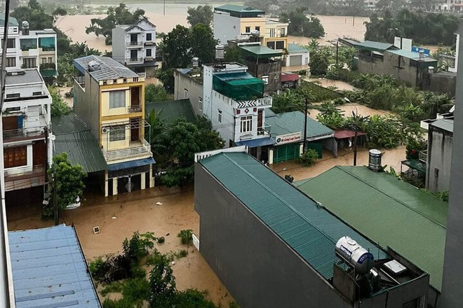 Mưa lũ bất ngờ, Hà Giang chìm trong biển nước, nhiều khách du lịch phải bỏ lại xe máy- Ảnh 4.