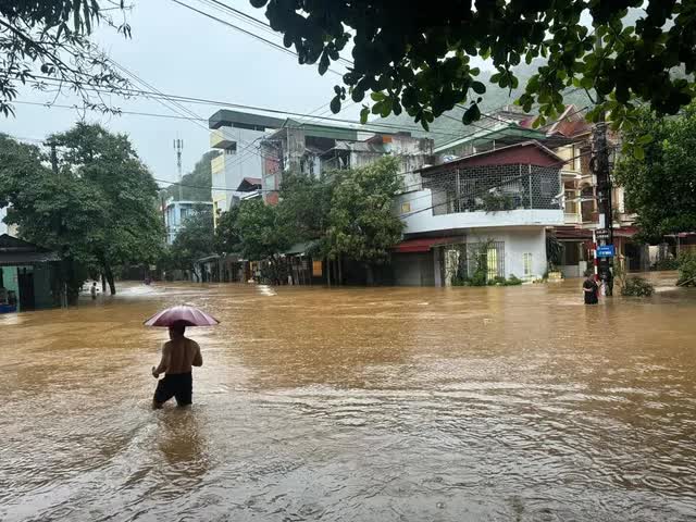 Mưa lũ bất ngờ, Hà Giang chìm trong biển nước, nhiều khách du lịch phải bỏ lại xe máy- Ảnh 5.