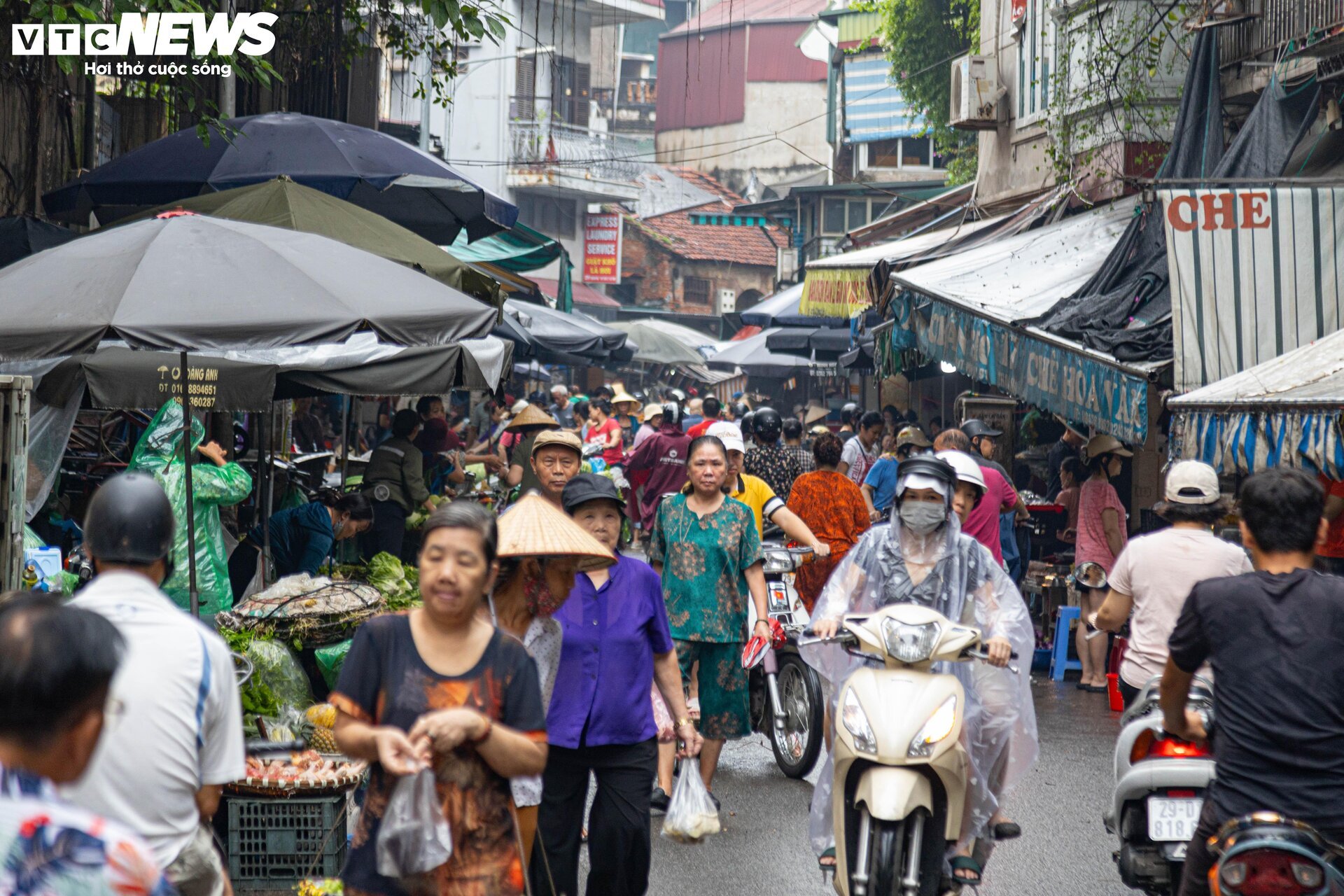 Tết Đoan Ngọ 2024: Rượu nếp cháy hàng, vải thiều và mận hậu đội giá- Ảnh 14.