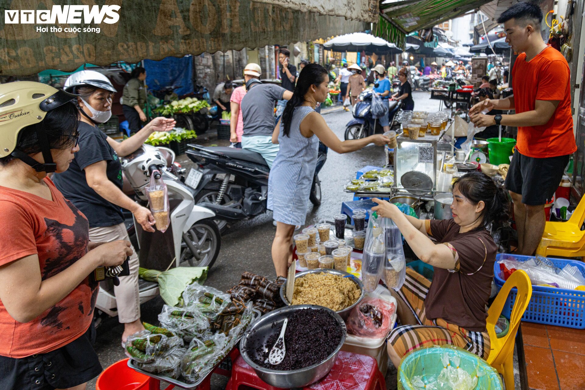 Tết Đoan Ngọ 2024: Rượu nếp cháy hàng, vải thiều và mận hậu đội giá- Ảnh 17.