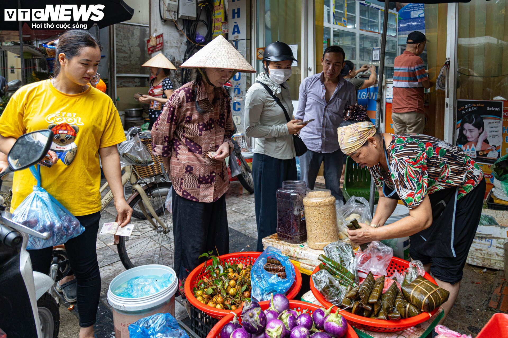 Tết Đoan Ngọ 2024: Rượu nếp cháy hàng, vải thiều và mận hậu đội giá- Ảnh 16.