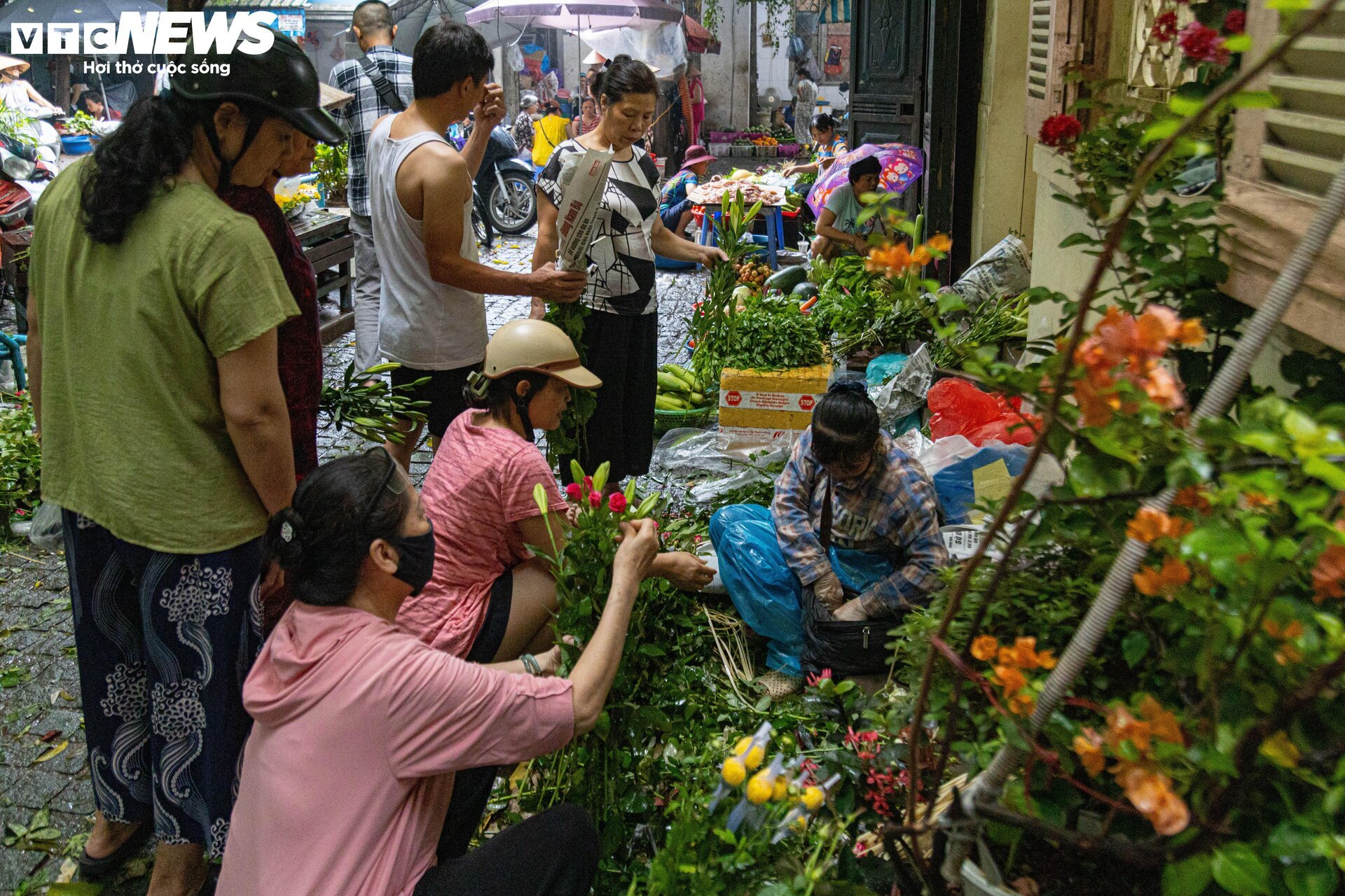 Tết Đoan Ngọ 2024: Rượu nếp cháy hàng, vải thiều và mận hậu đội giá- Ảnh 13.