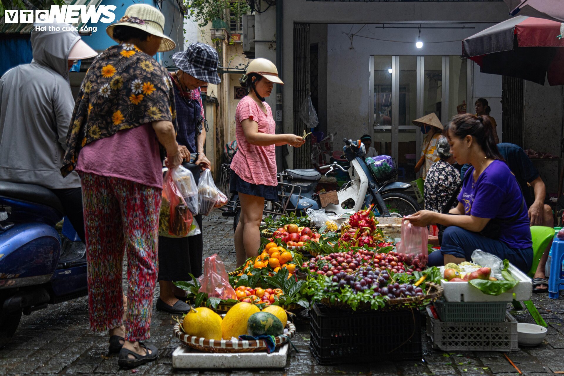 Tết Đoan Ngọ 2024: Rượu nếp cháy hàng, vải thiều và mận hậu đội giá- Ảnh 11.