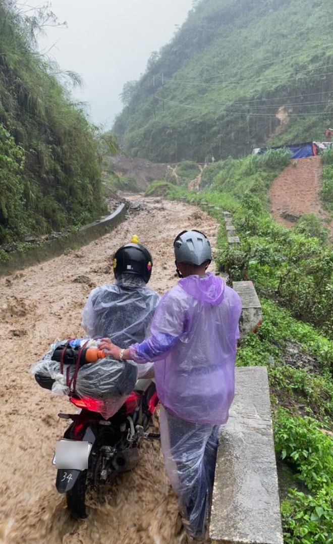 Hàng loạt du khách 