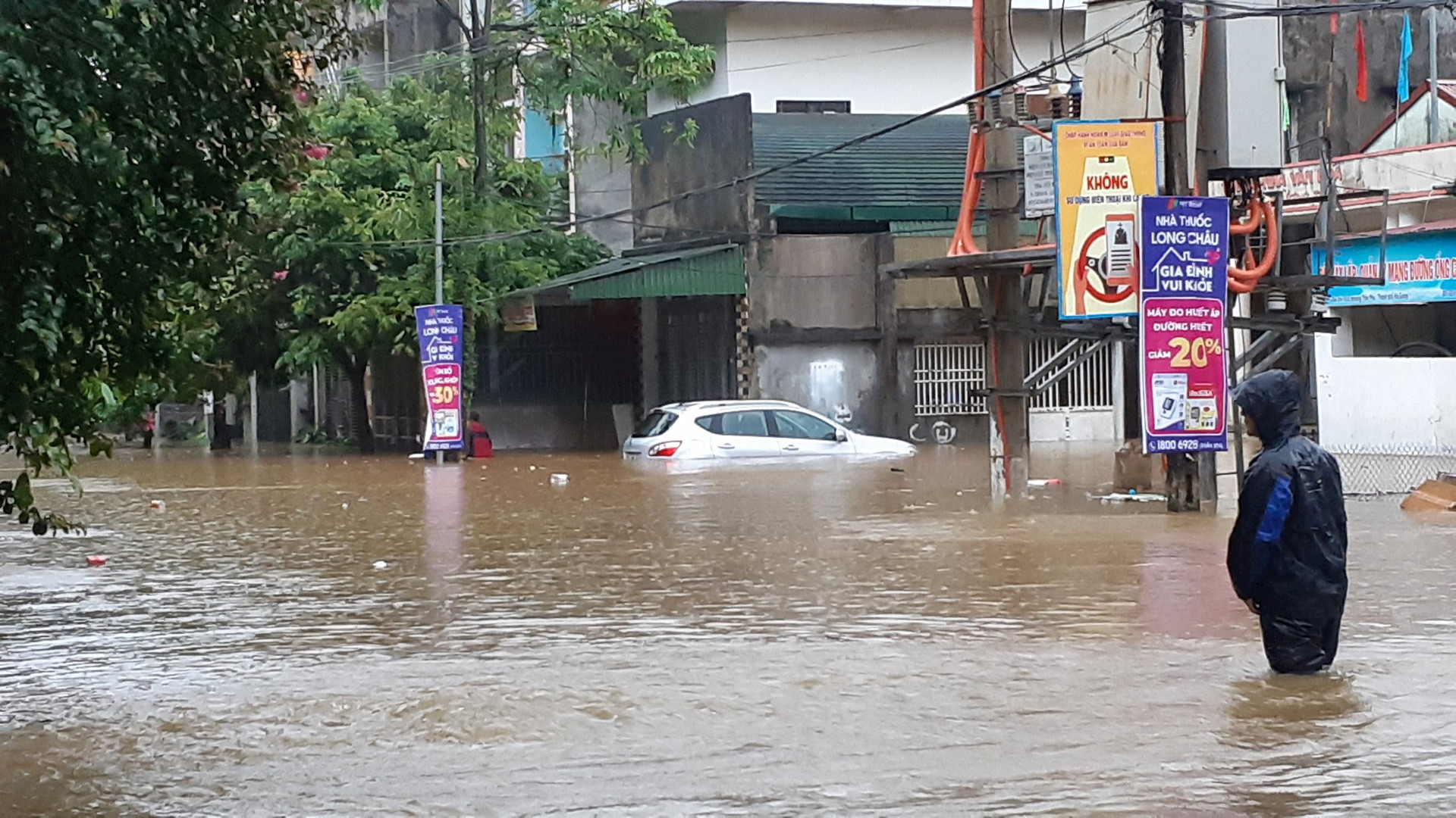 Mưa lũ bất ngờ, Hà Giang chìm trong biển nước, nhiều khách du lịch phải bỏ lại xe máy- Ảnh 7.