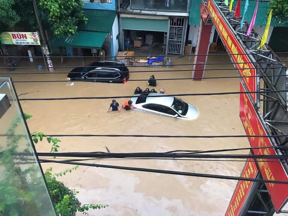 Mưa lũ bất ngờ, Hà Giang chìm trong biển nước, nhiều khách du lịch phải bỏ lại xe máy- Ảnh 6.