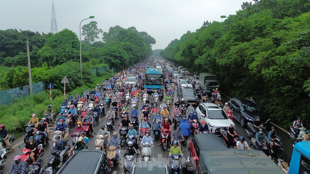 Ùn tắc hàng cây số trên đường gom đại lộ Thăng Long- Ảnh 2.